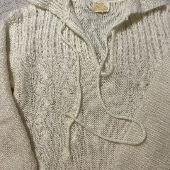 Cozy Vintage Cream Knit Sweater. Medium - Picture 4 of 8